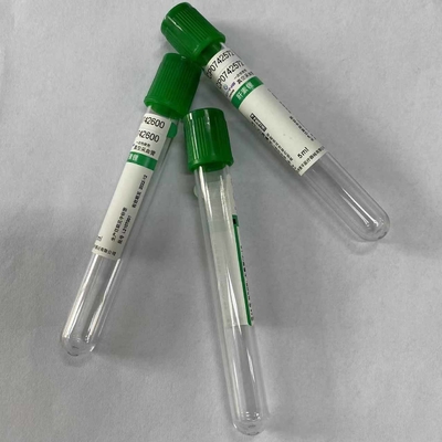 管の緑の上を集める定期的なClinicalbiochemistryテスト血